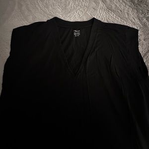 Le High Rise V Neck Tee in Noir